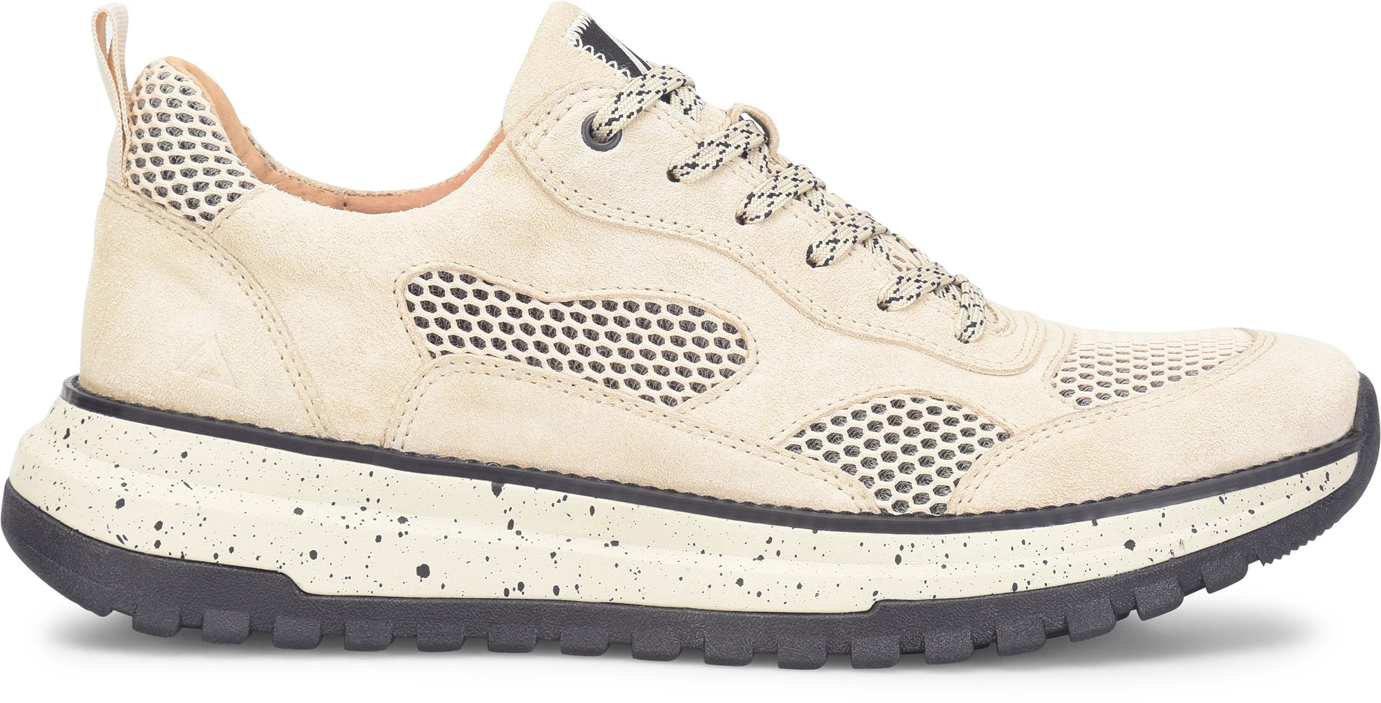 Breck Lace Up Sneakers se muestra en la Biscuit (Caf&eacute; Claro)