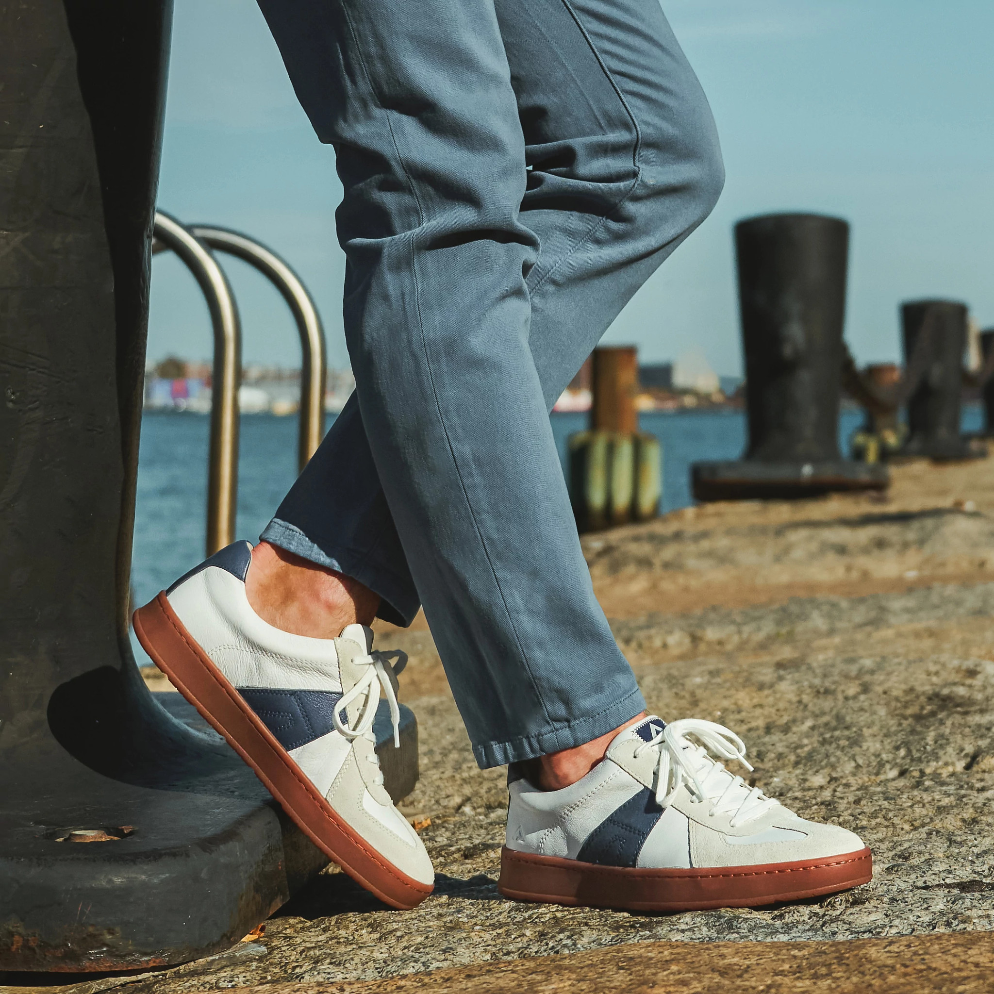 Verano Lace Up Sneakers se muestra en el modelo