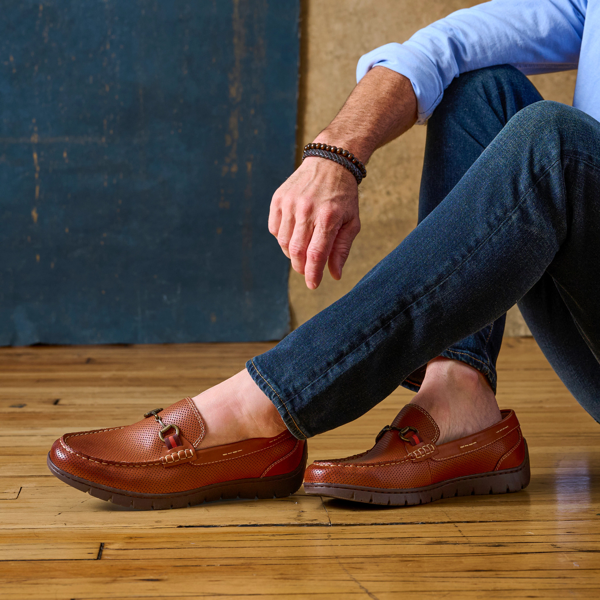 Monza Driving Moc Toe Loafers se muestra en el modelo