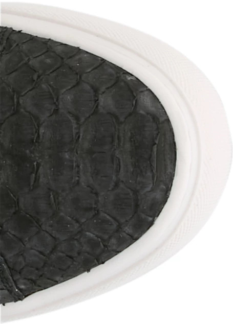 Mason Python Casual Lace-Up se muestra en el modelo