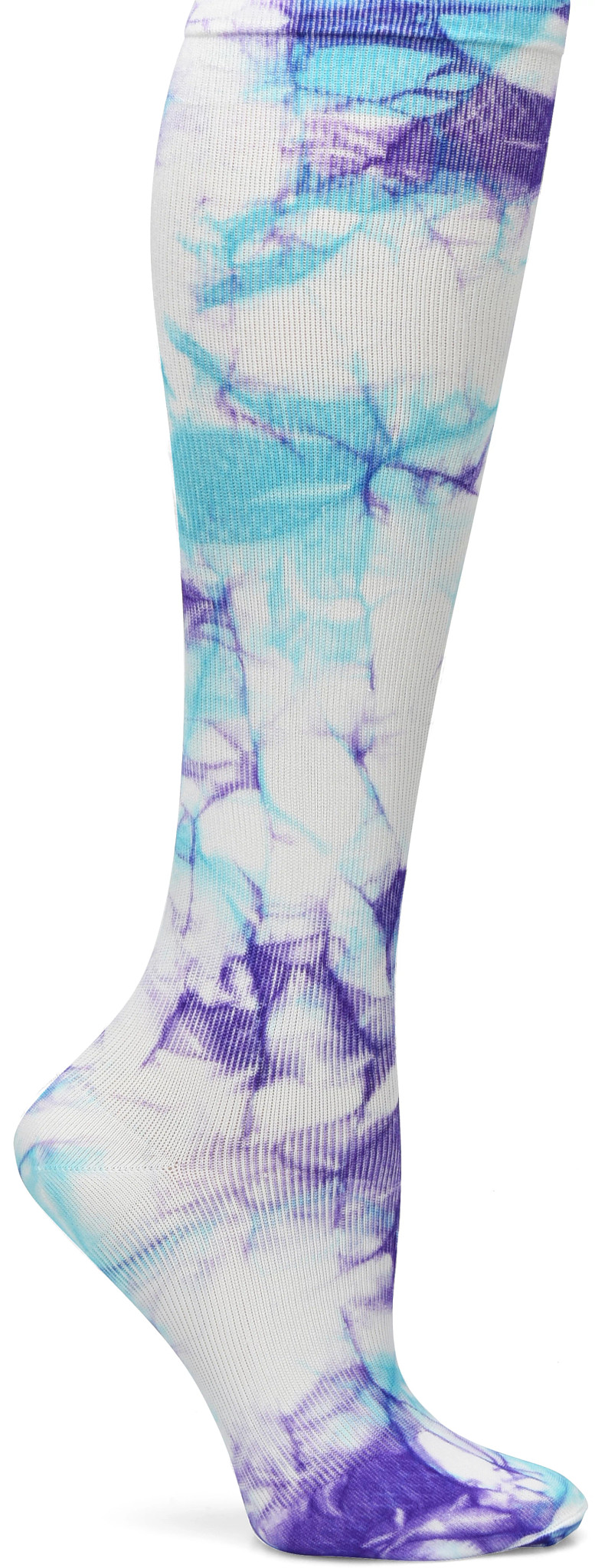 Wide Calf Compression Socks se muestra en la Lilac/Aqua Tie Dye (Morada)