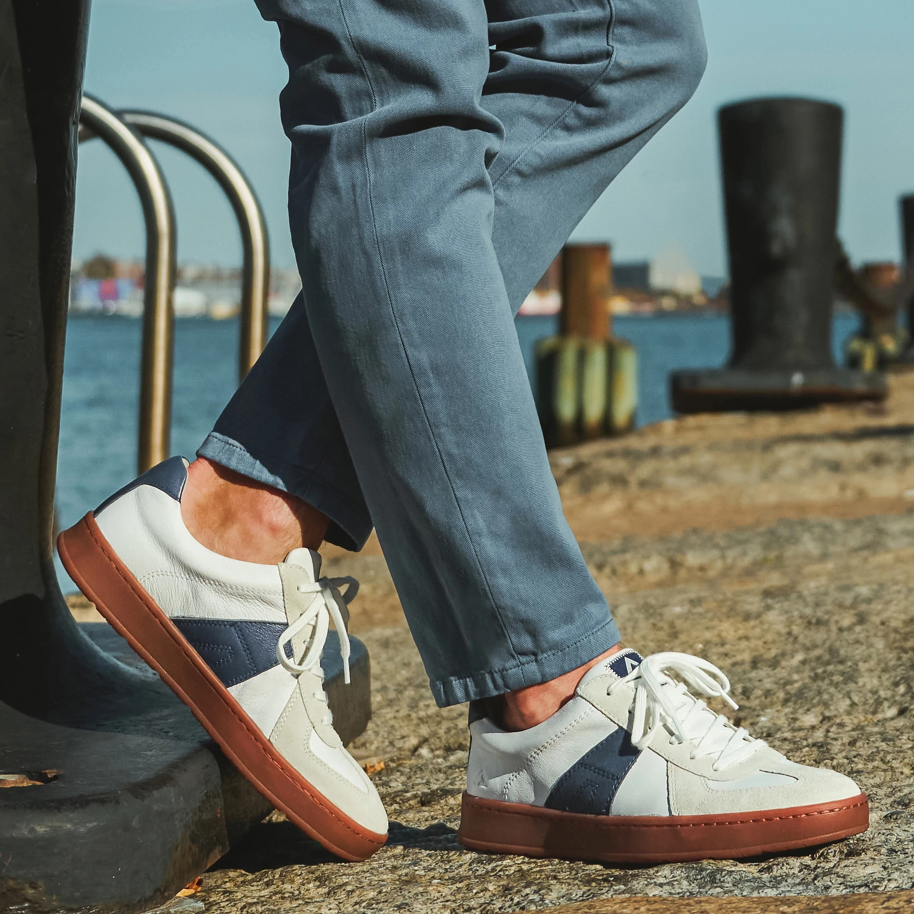 Verano Lace Up Sneakers se muestra en el modelo