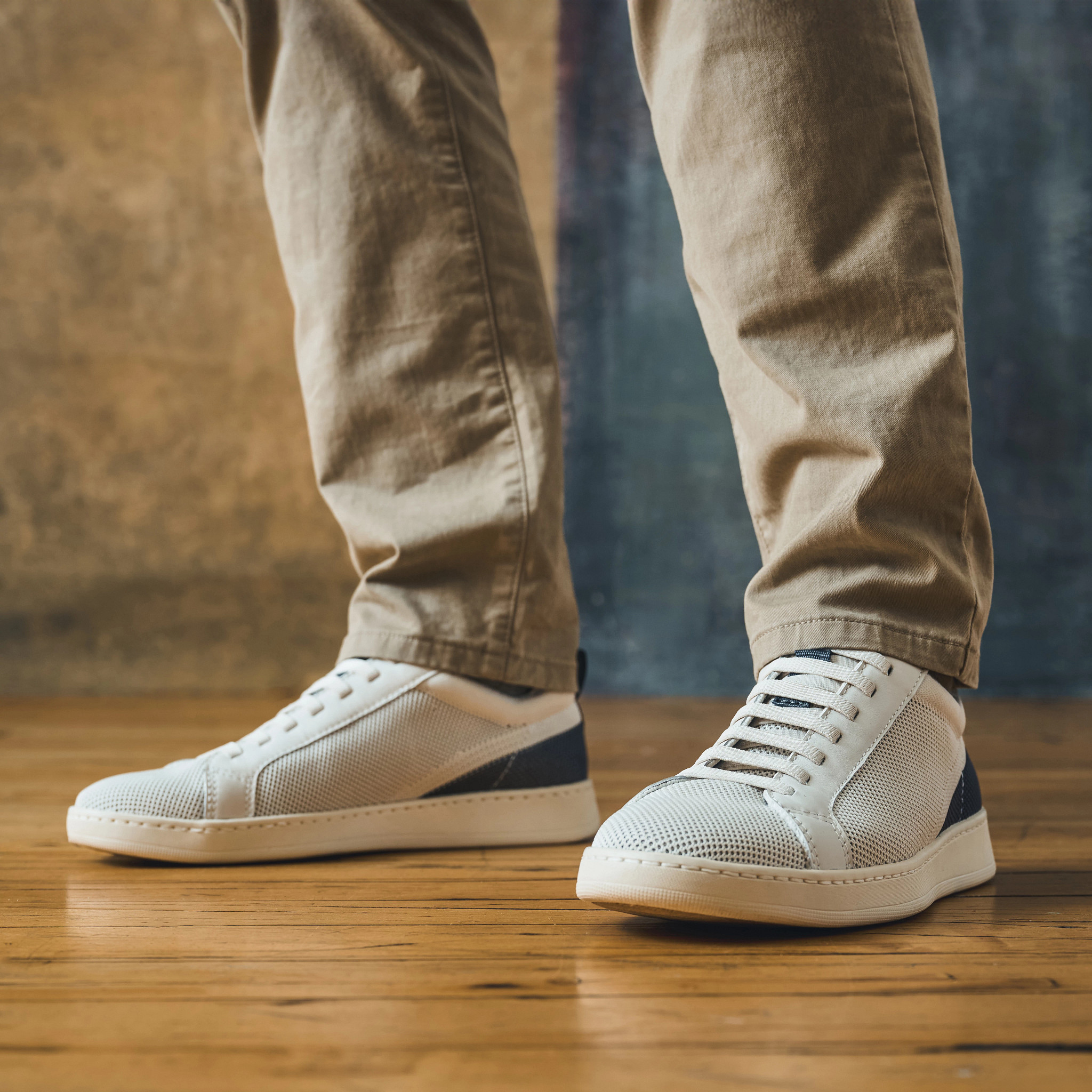 Donovan Knit Stretch-Lace Slip On Sneakers se muestra en el modelo