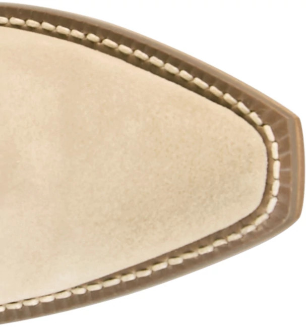 Bev 7" Bootie se muestra en el modelo