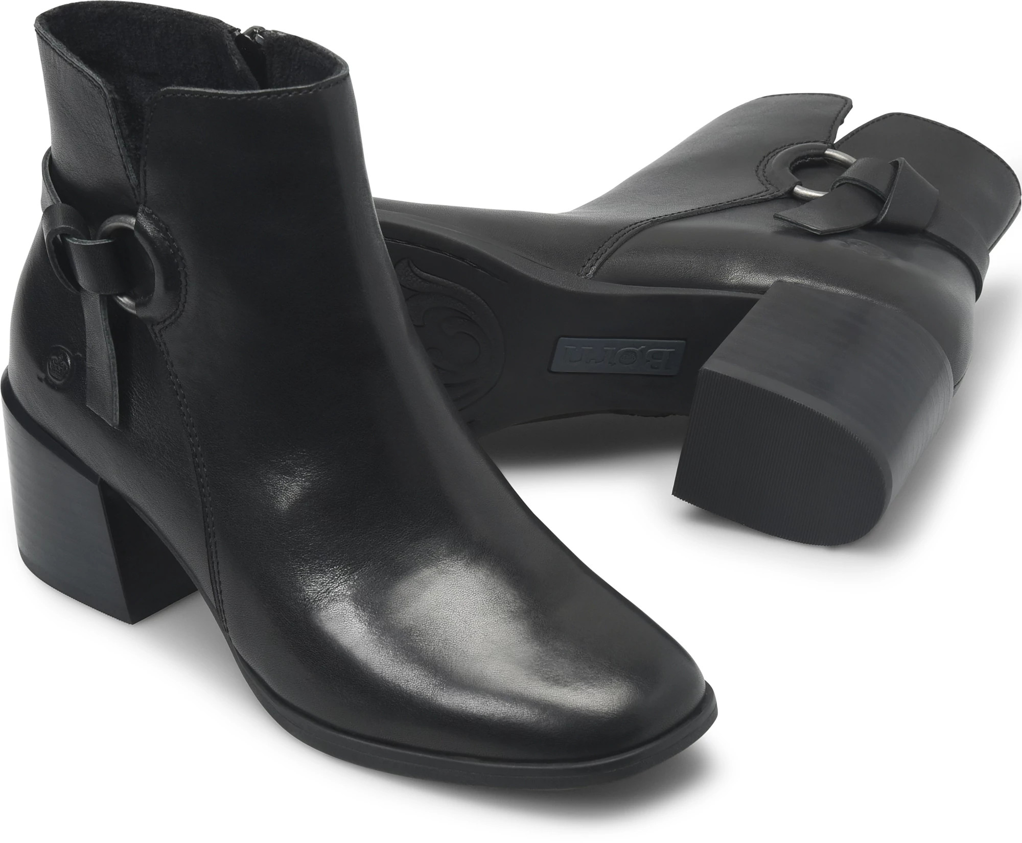Livvy se muestra en la Black (Negro)