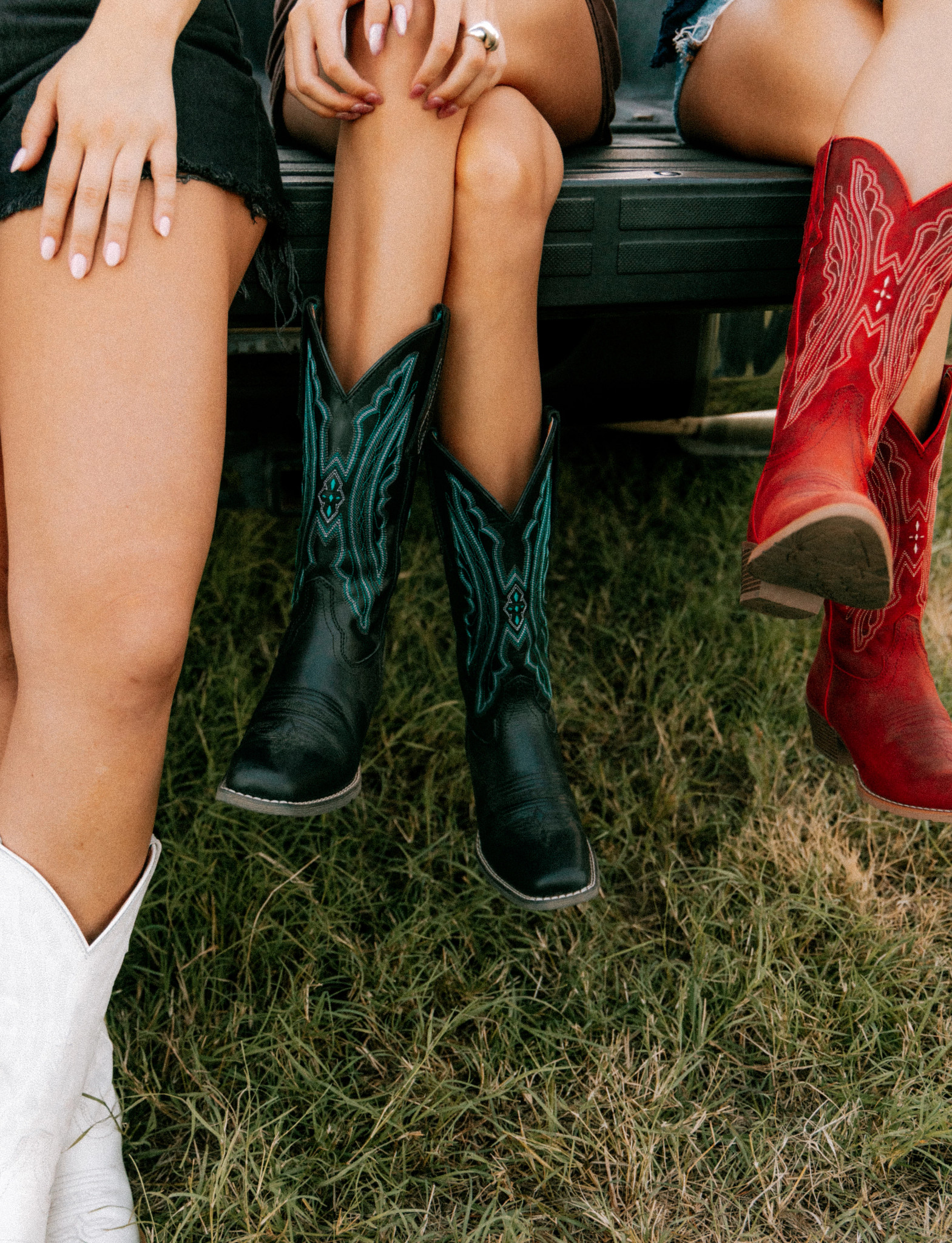 Rae 12" Western Boot  se muestra en el modelo
