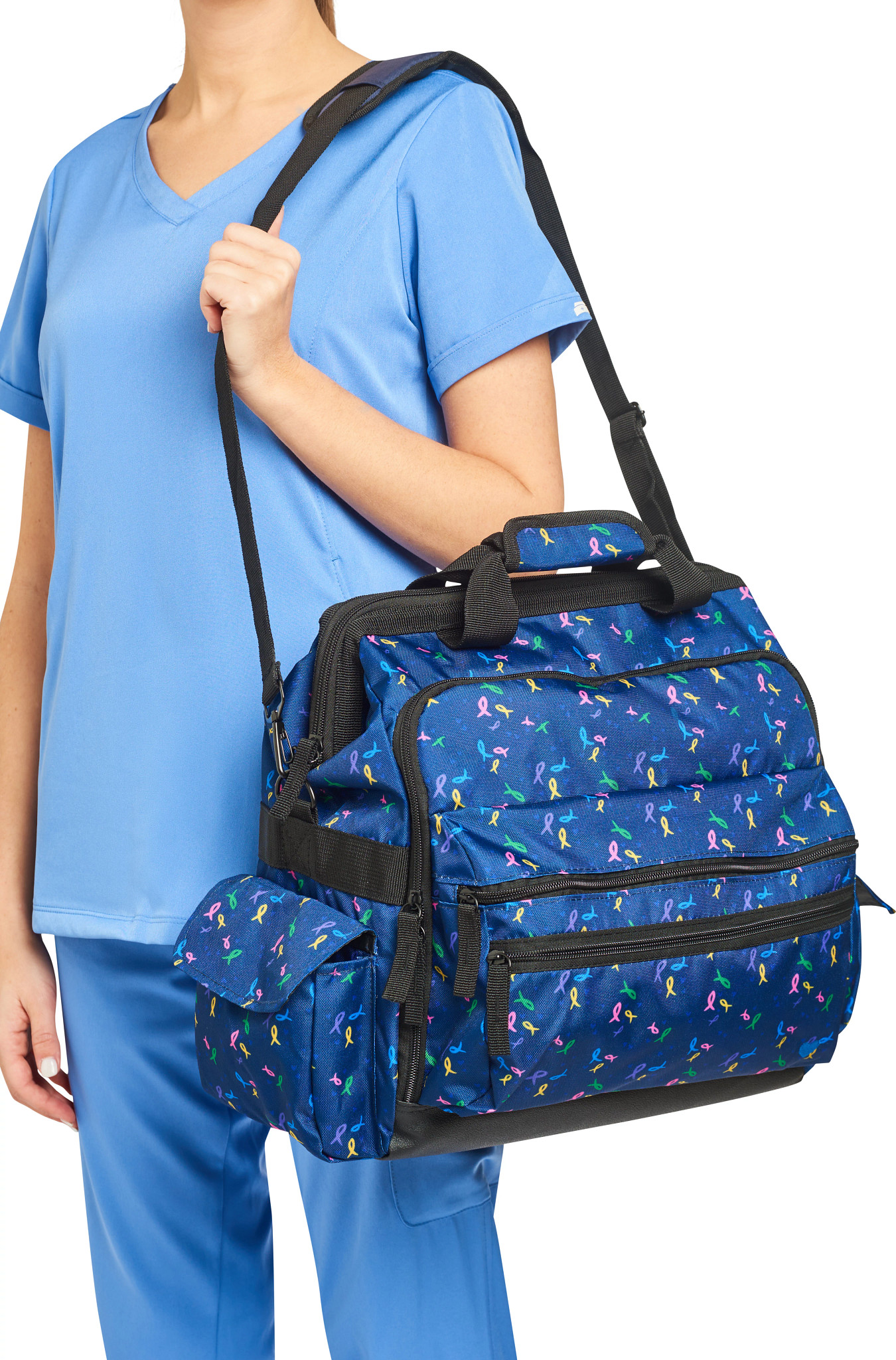 The Ultimate Nursing Bag se muestra en el modelo
