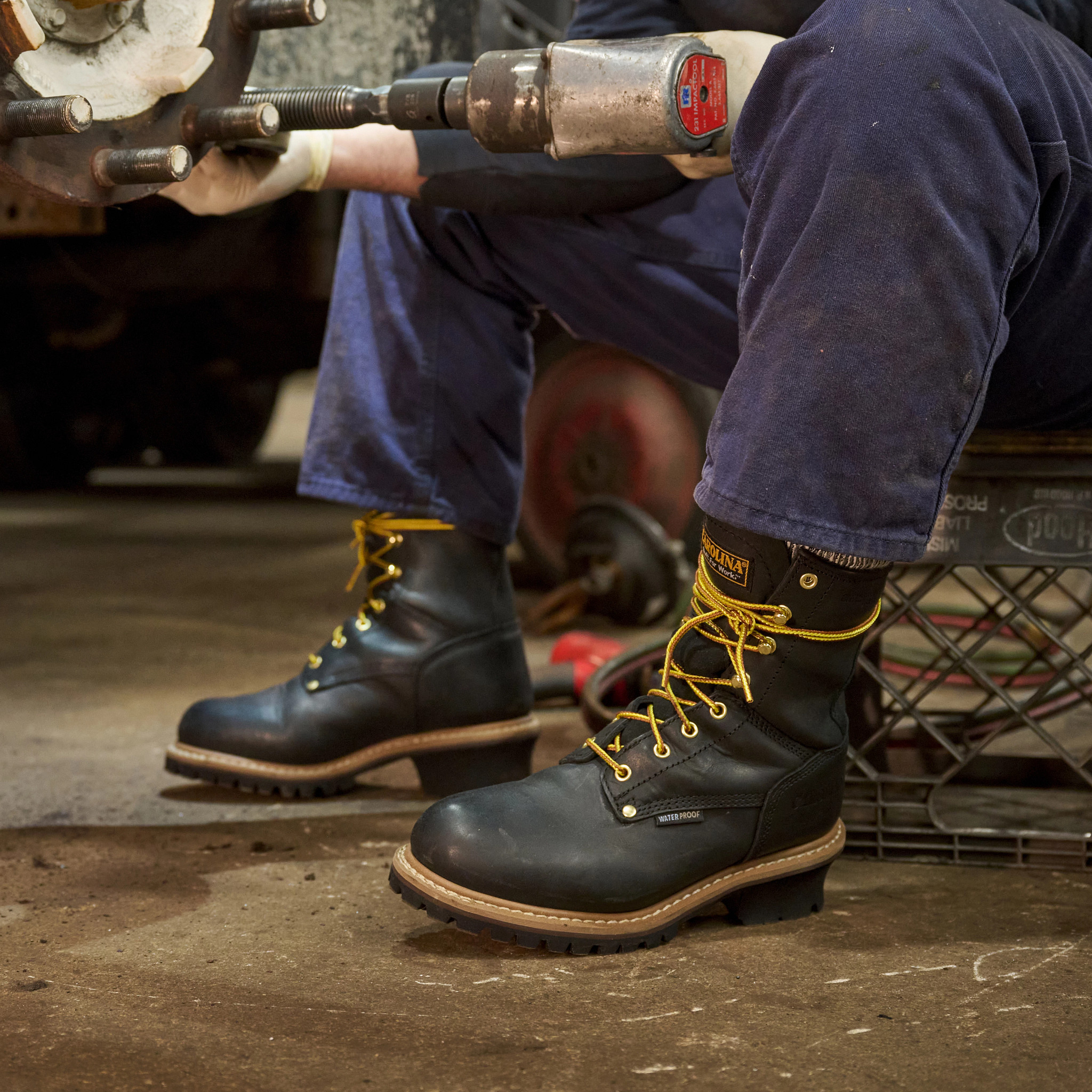 Elm 8" Steel Toe Insulated Waterproof Logger se muestra en el modelo