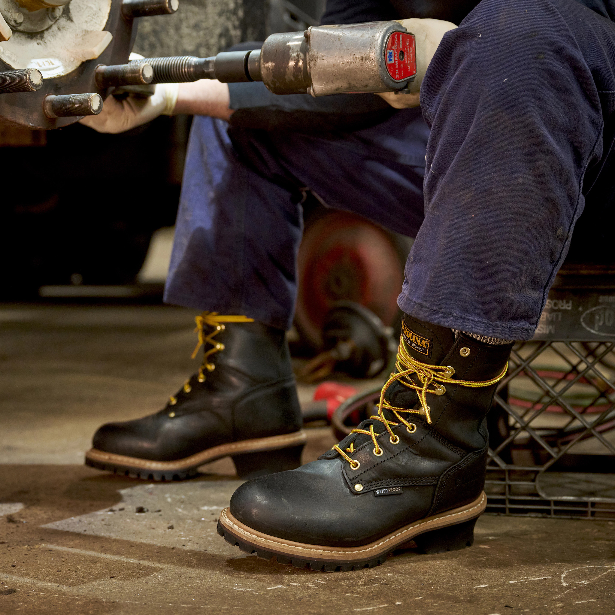 Elm 8" Steel Toe Insulated Waterproof Logger se muestra en el modelo