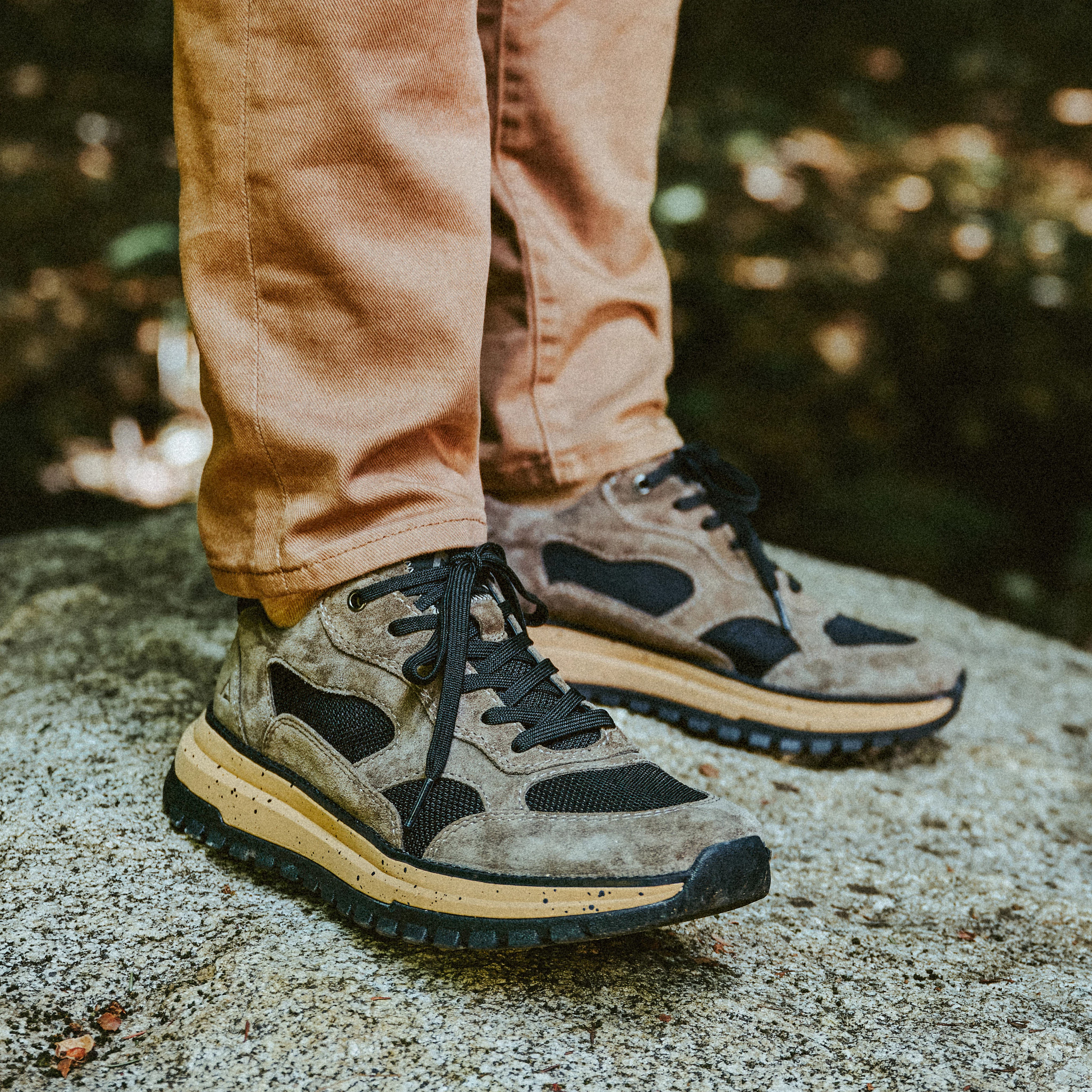Breck Lace Up Sneakers se muestra en el modelo