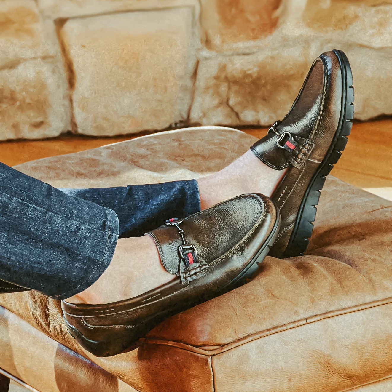 Monza Driving Moc Toe Loafers se muestra en el modelo
