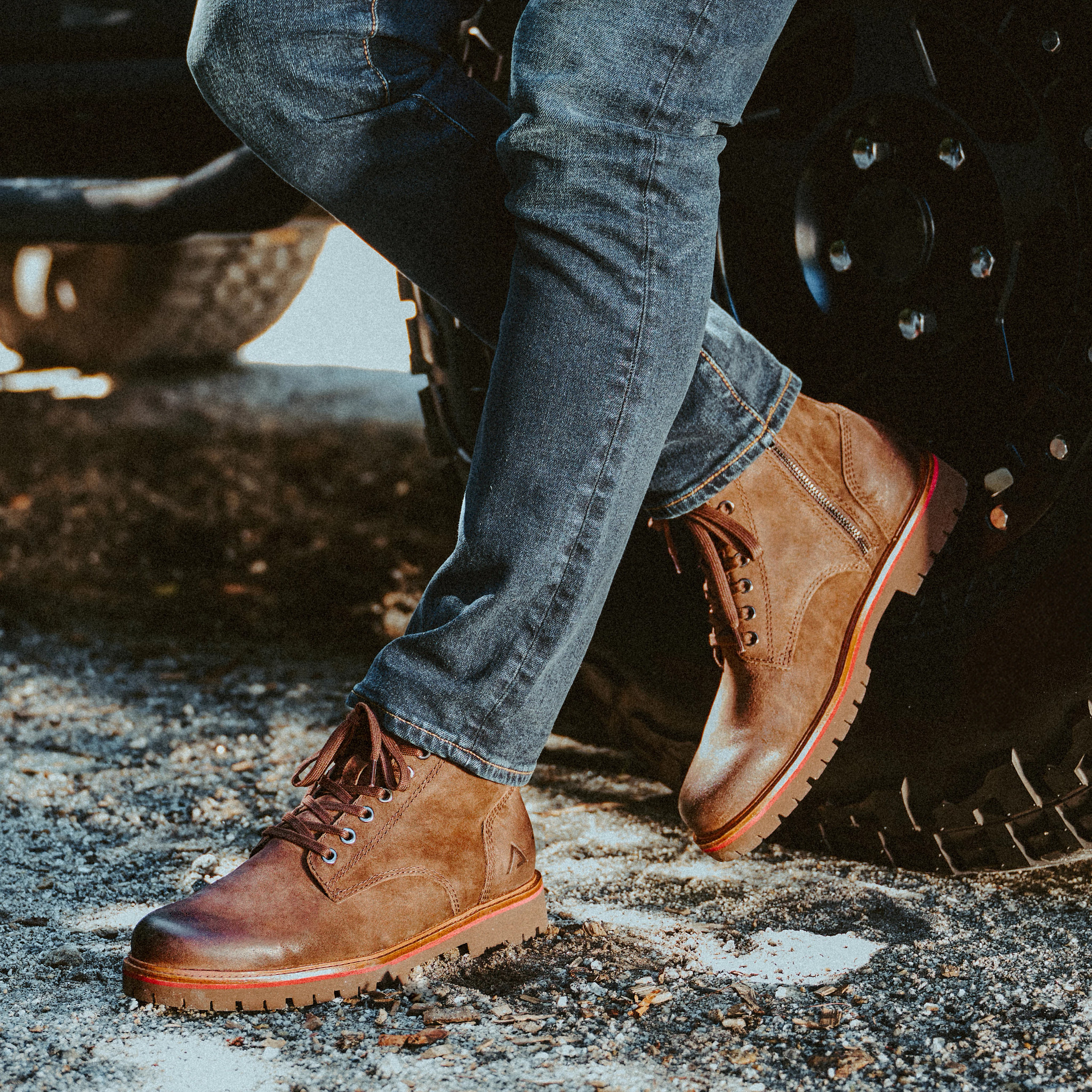 Ryder Waterproof Leather Boots se muestra en el modelo