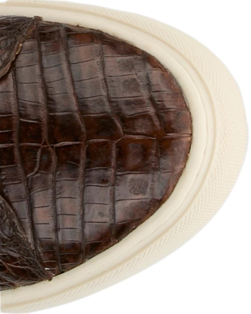 Landry Caiman Casual Lace-Ups se muestra en el modelo