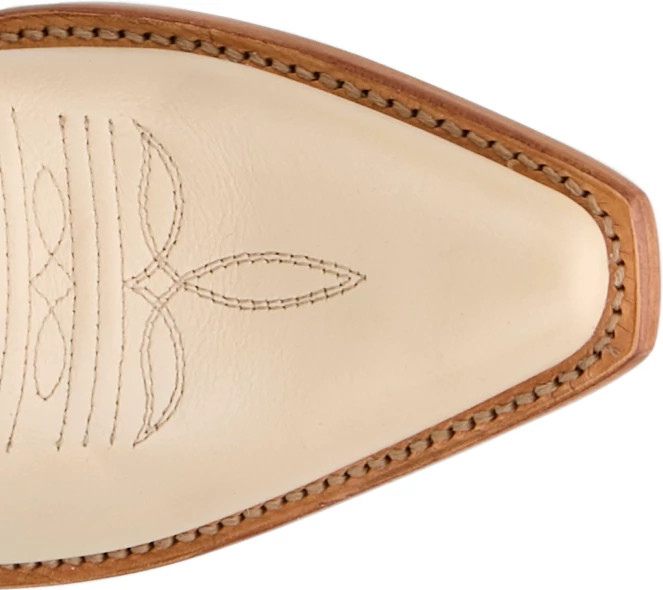 Katie 11" Western se muestra en el modelo