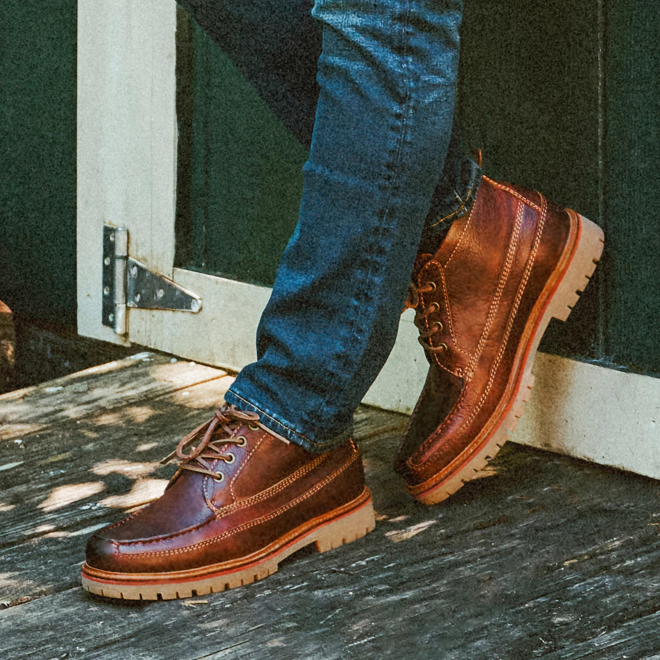Rivers Moc Toe Waterproof Leather Boots se muestra en el modelo