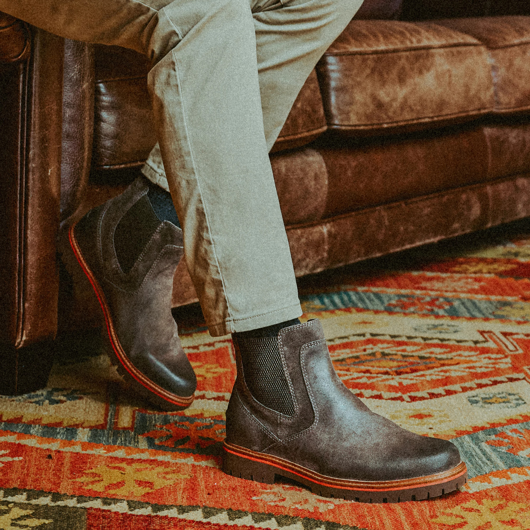 Rangley Waterproof Leather Chelsea Boots se muestra en el modelo
