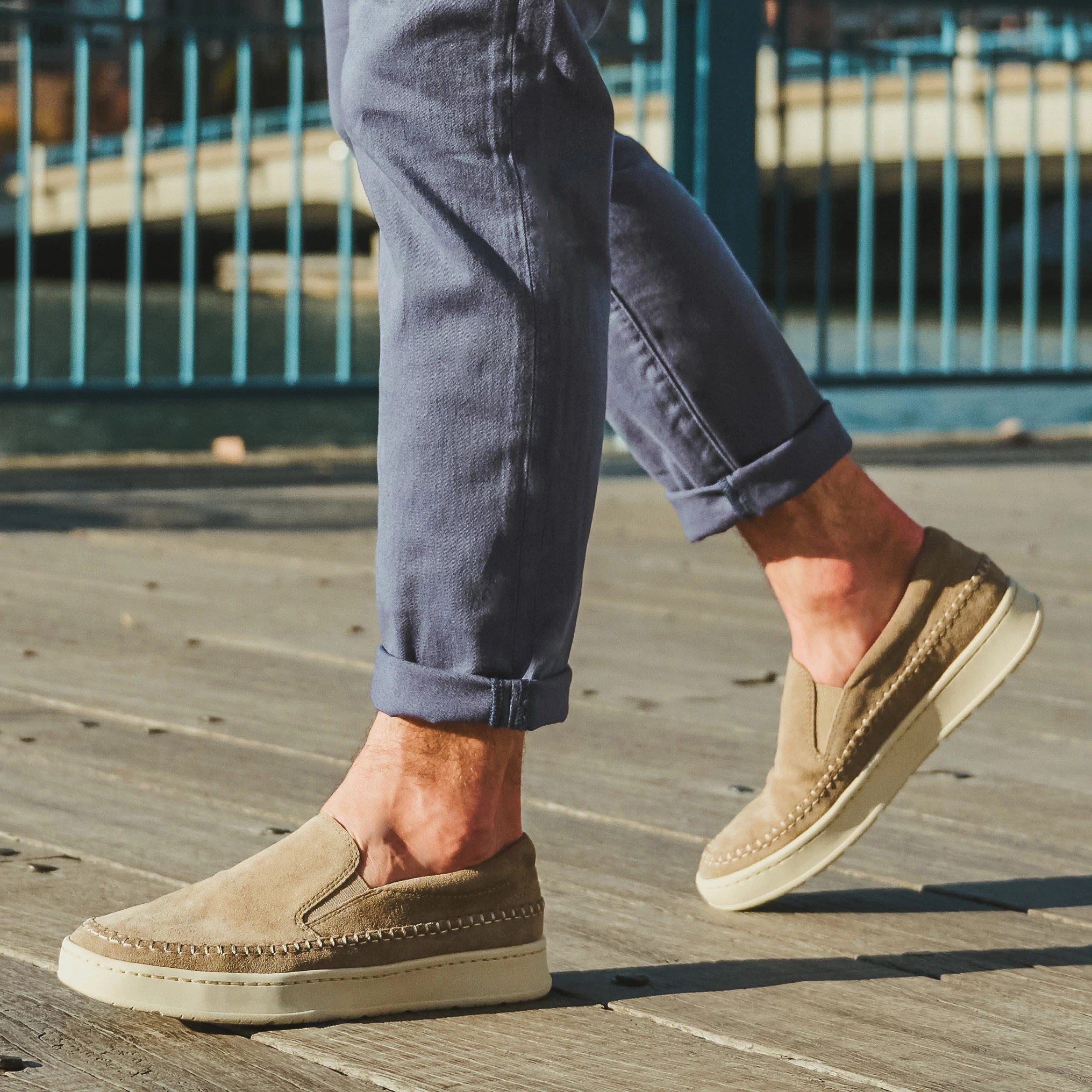 Ventura Slip On Sneakers se muestra en el modelo