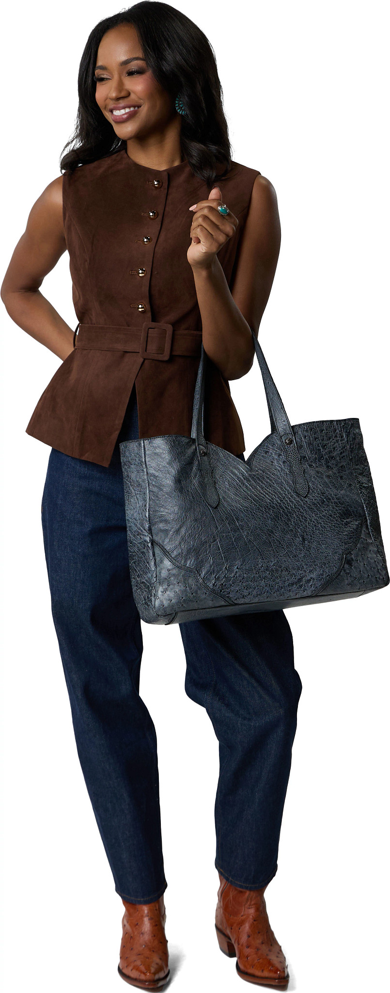 Camille Smooth Ostrich Tote se muestra en el modelo