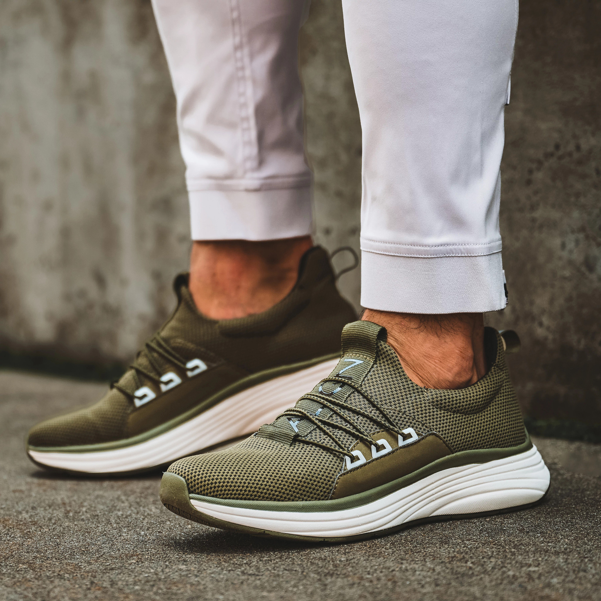 Talmon Slip On Sneakers se muestra en el modelo