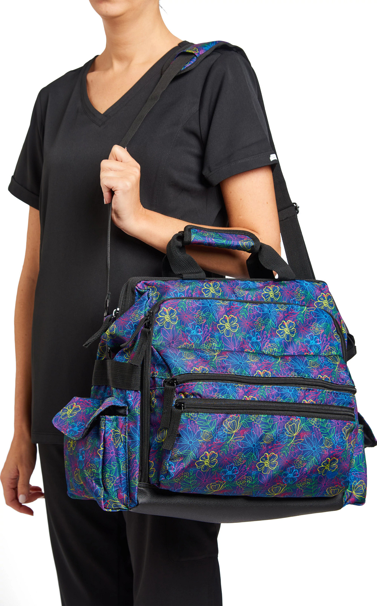 The Ultimate Nursing Bag se muestra en el modelo