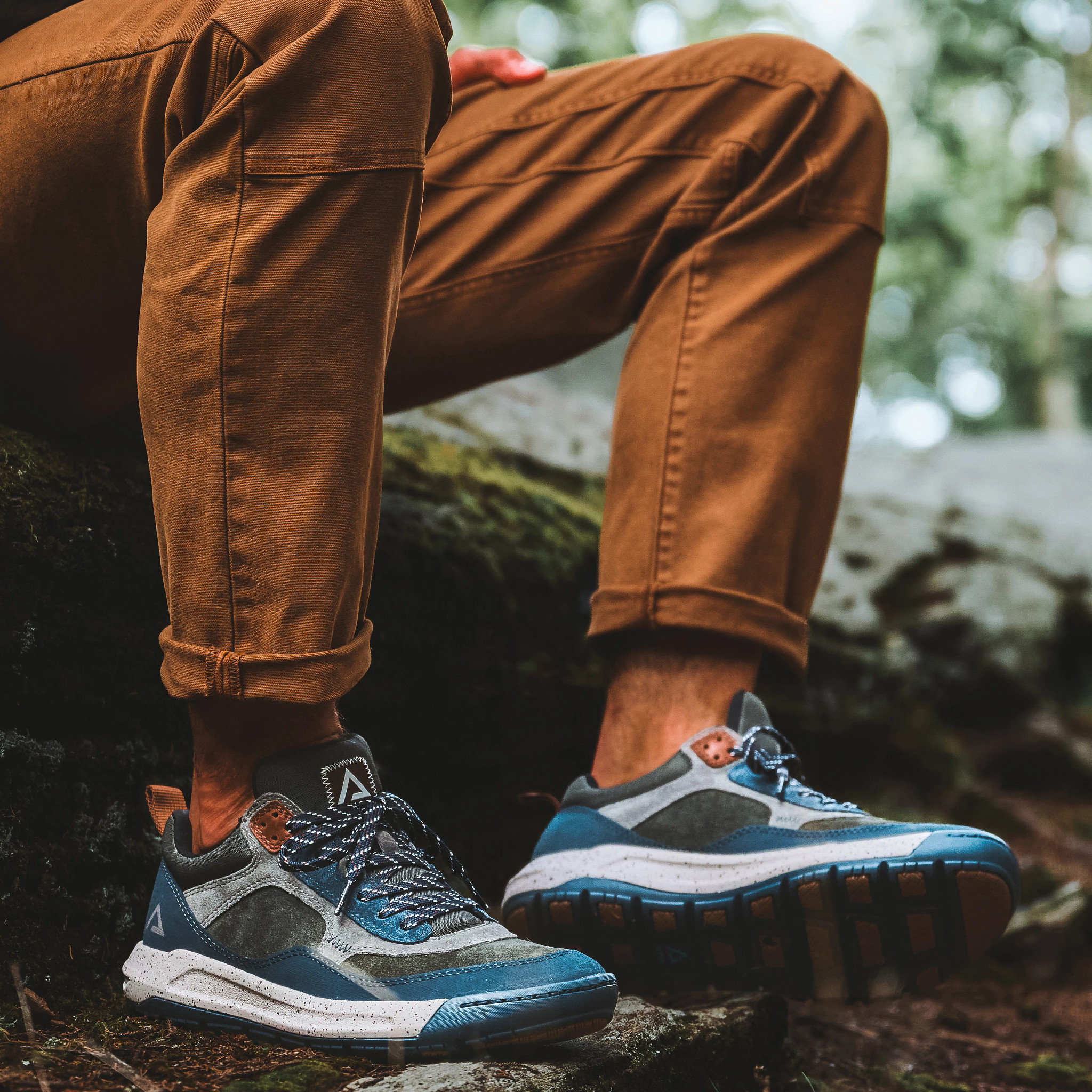 Evan Sneakers se muestra en el modelo