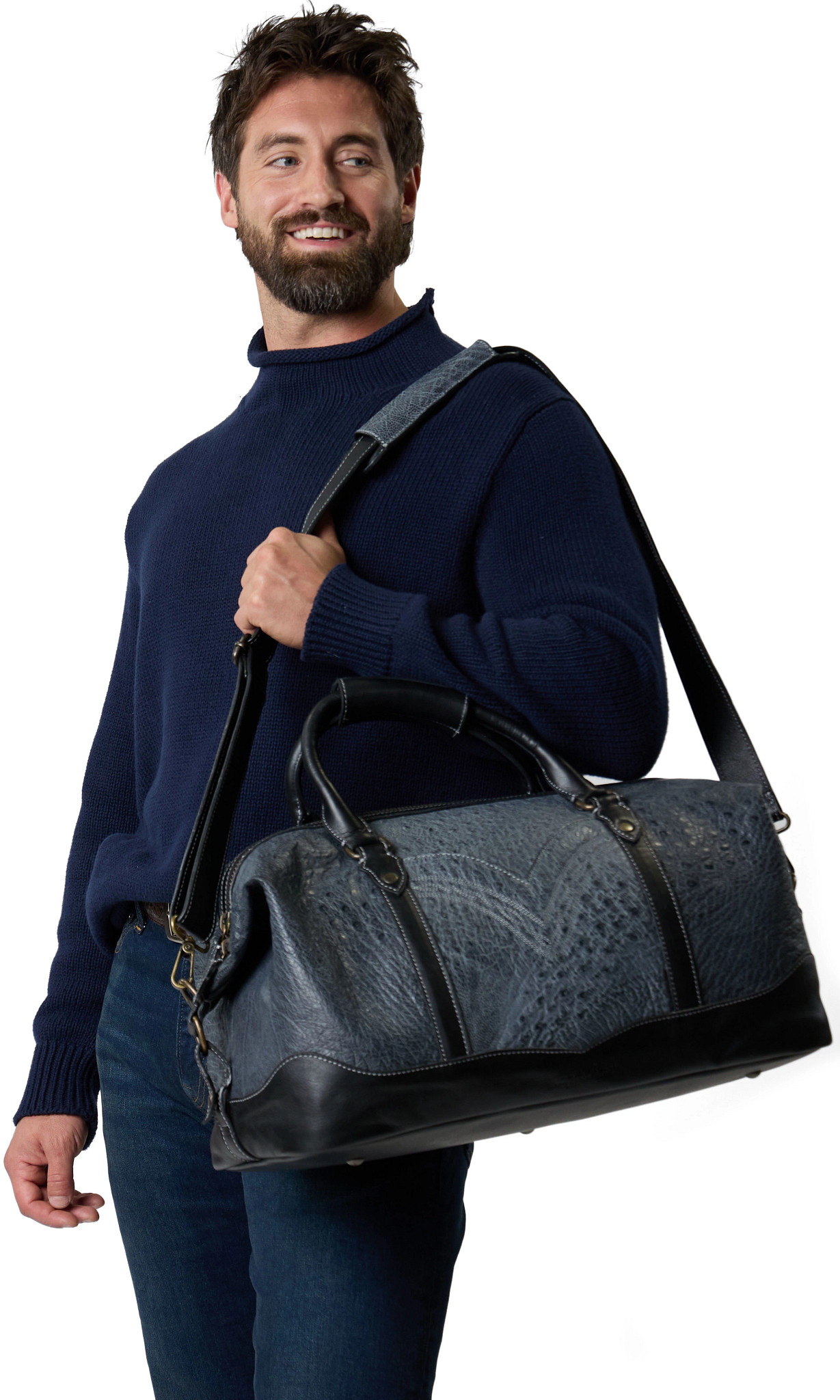 Verona Smooth Ostrich Small Duffle se muestra en el modelo