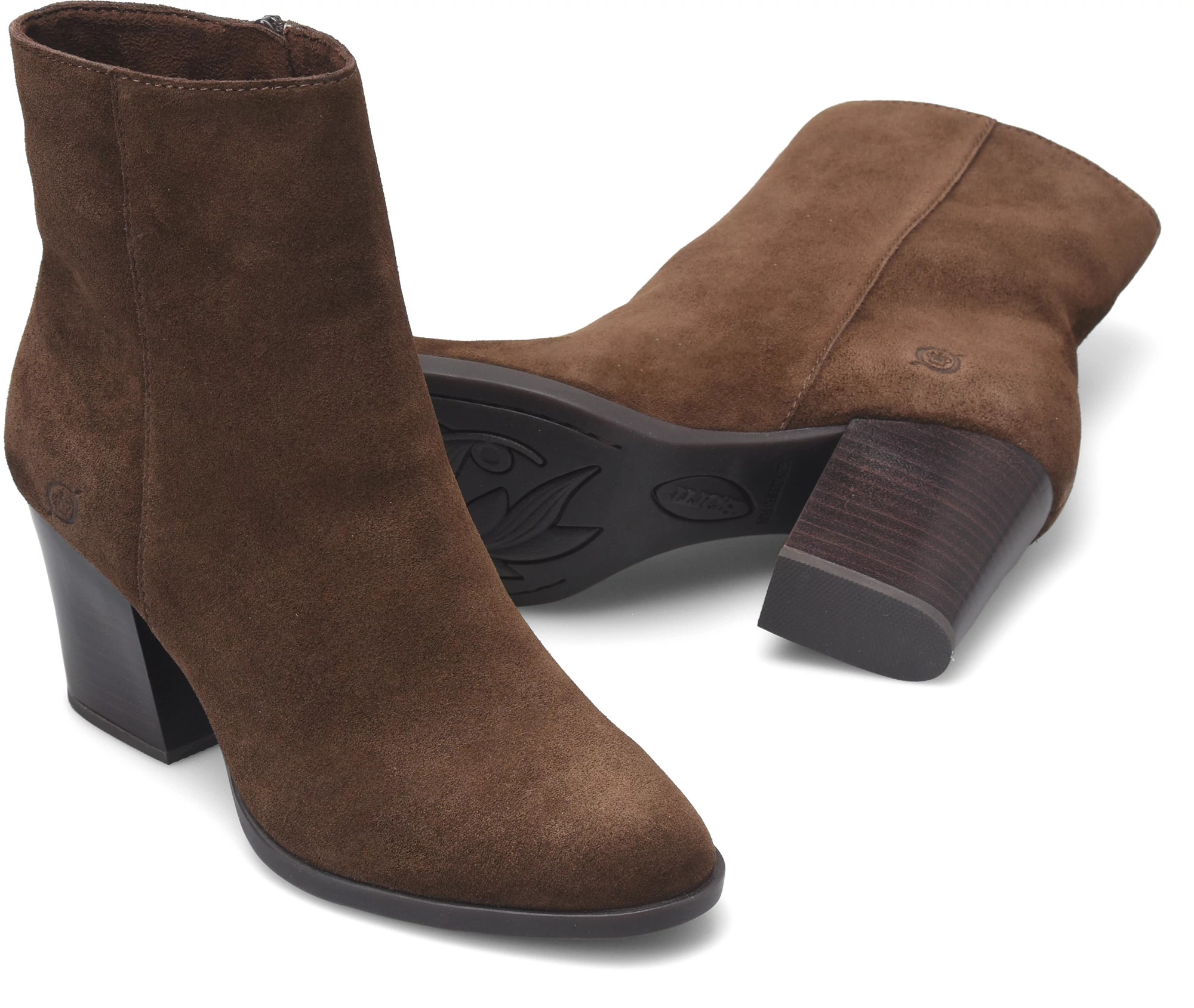 Elina se muestra en la Chocolate Suede (Caf&eacute;)