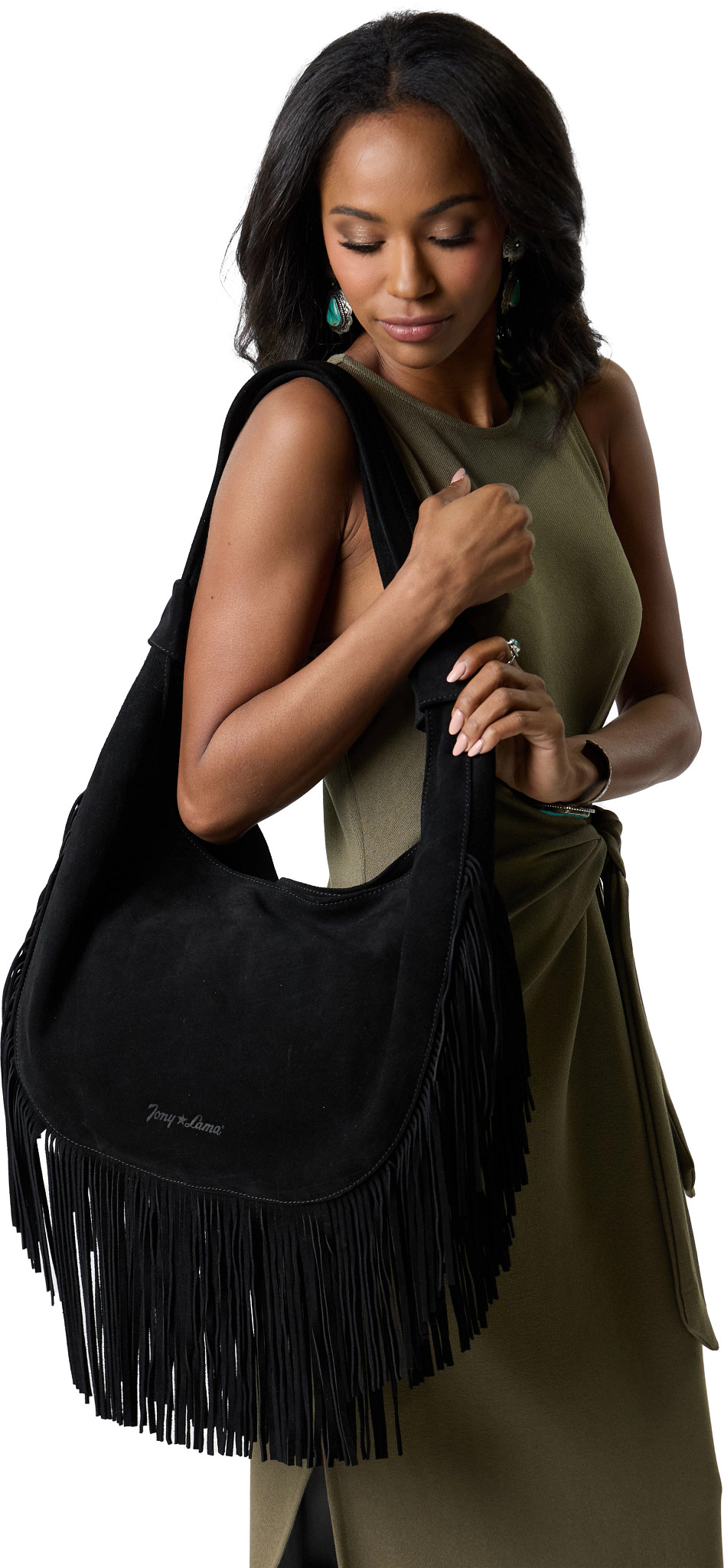 Camille Fringe Hobo Bag se muestra en el modelo