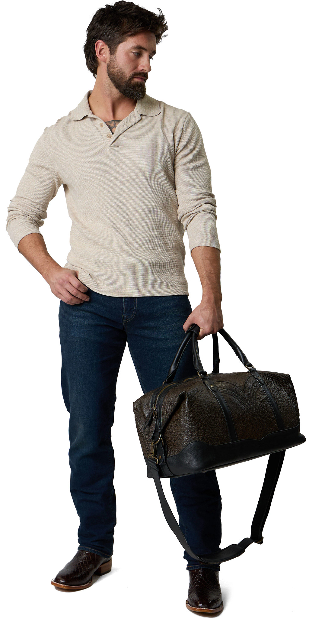 Verona Smooth Ostrich Small Duffle se muestra en el modelo