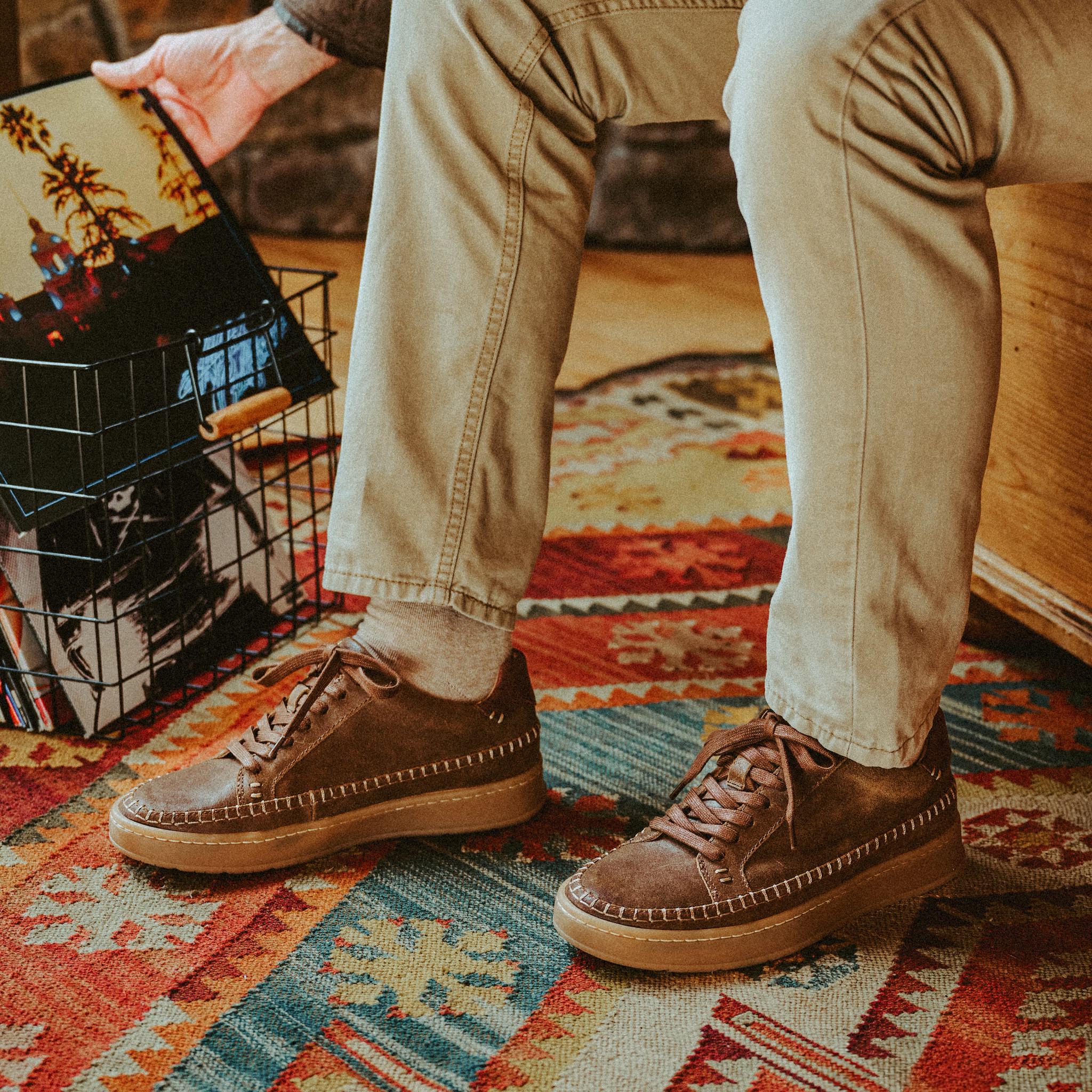 Voyage Lace Up Sneakers se muestra en el modelo