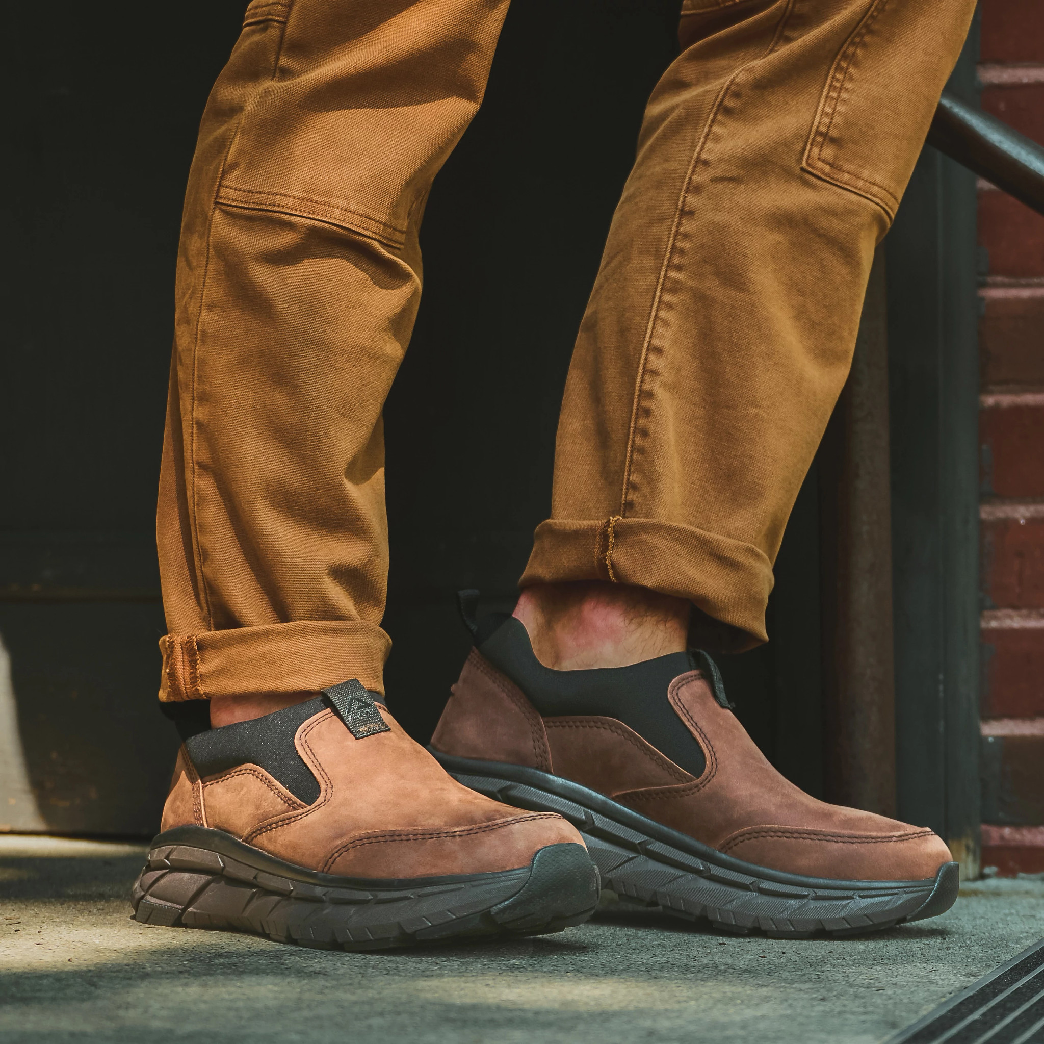 Protech Valent Slip On Sneakers se muestra en el modelo