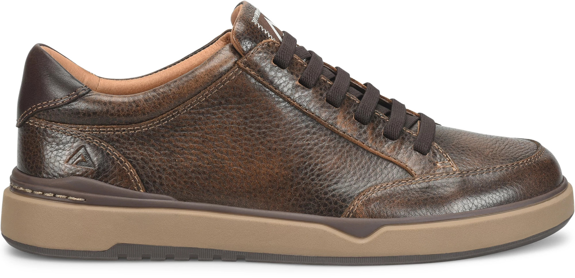 Jenson Stretch-Lace Slip On Sneaker se muestra en la Whiskey (Caf&eacute;)