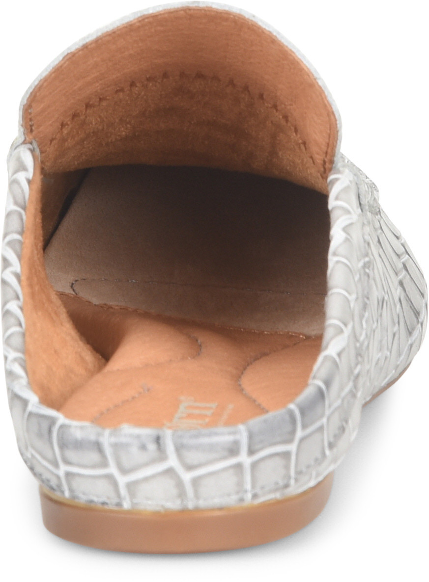 earth shoes capricorn