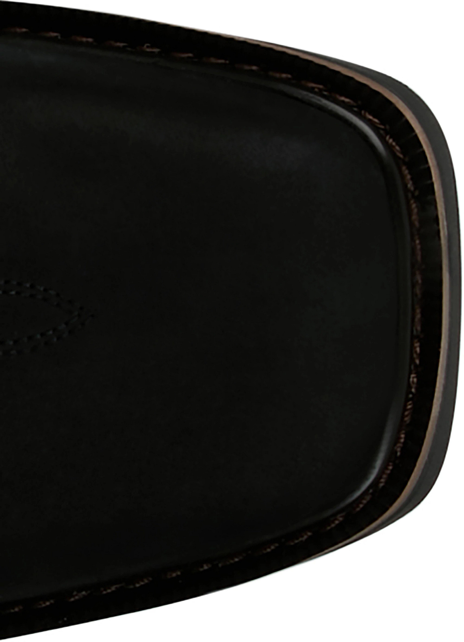 Widowmaker 11" Waterproof  se muestra en el modelo