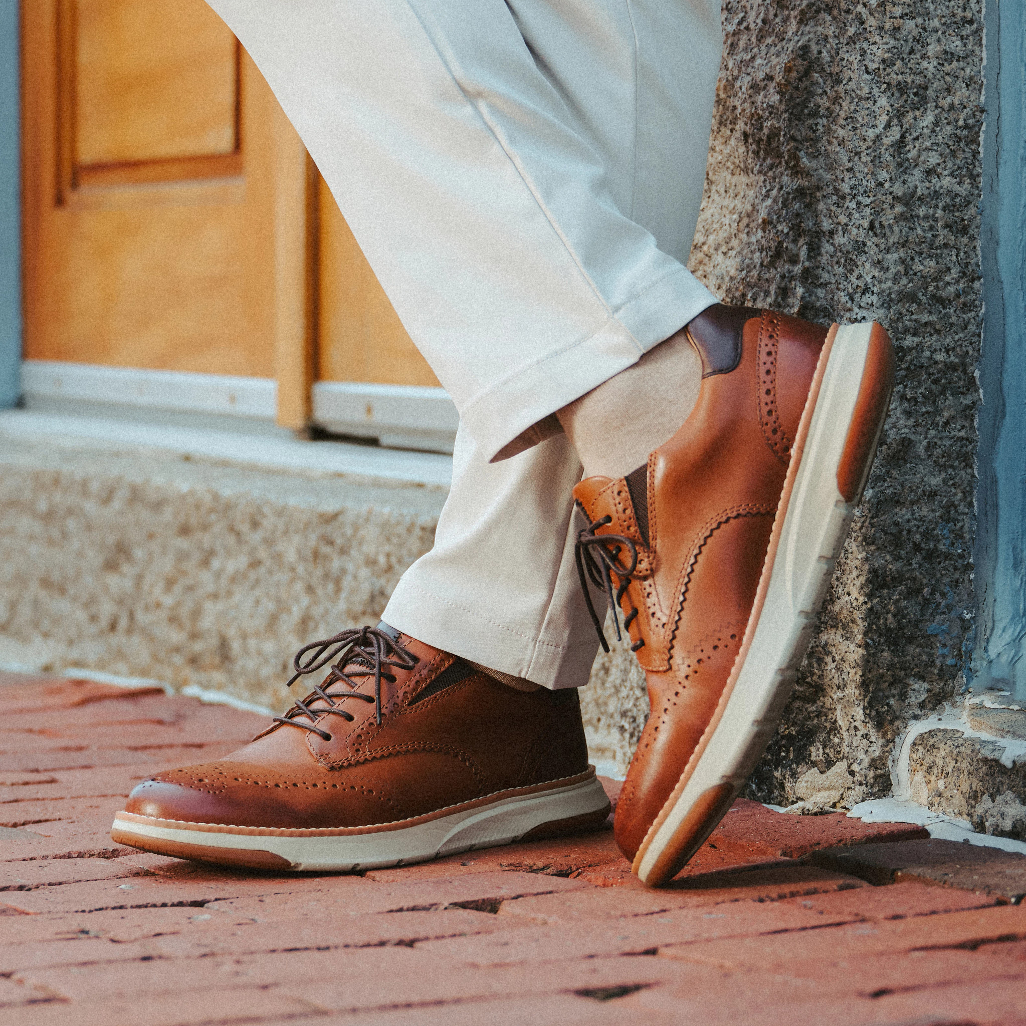 Sterling Leather Wingtip Oxford Sneakers se muestra en el modelo