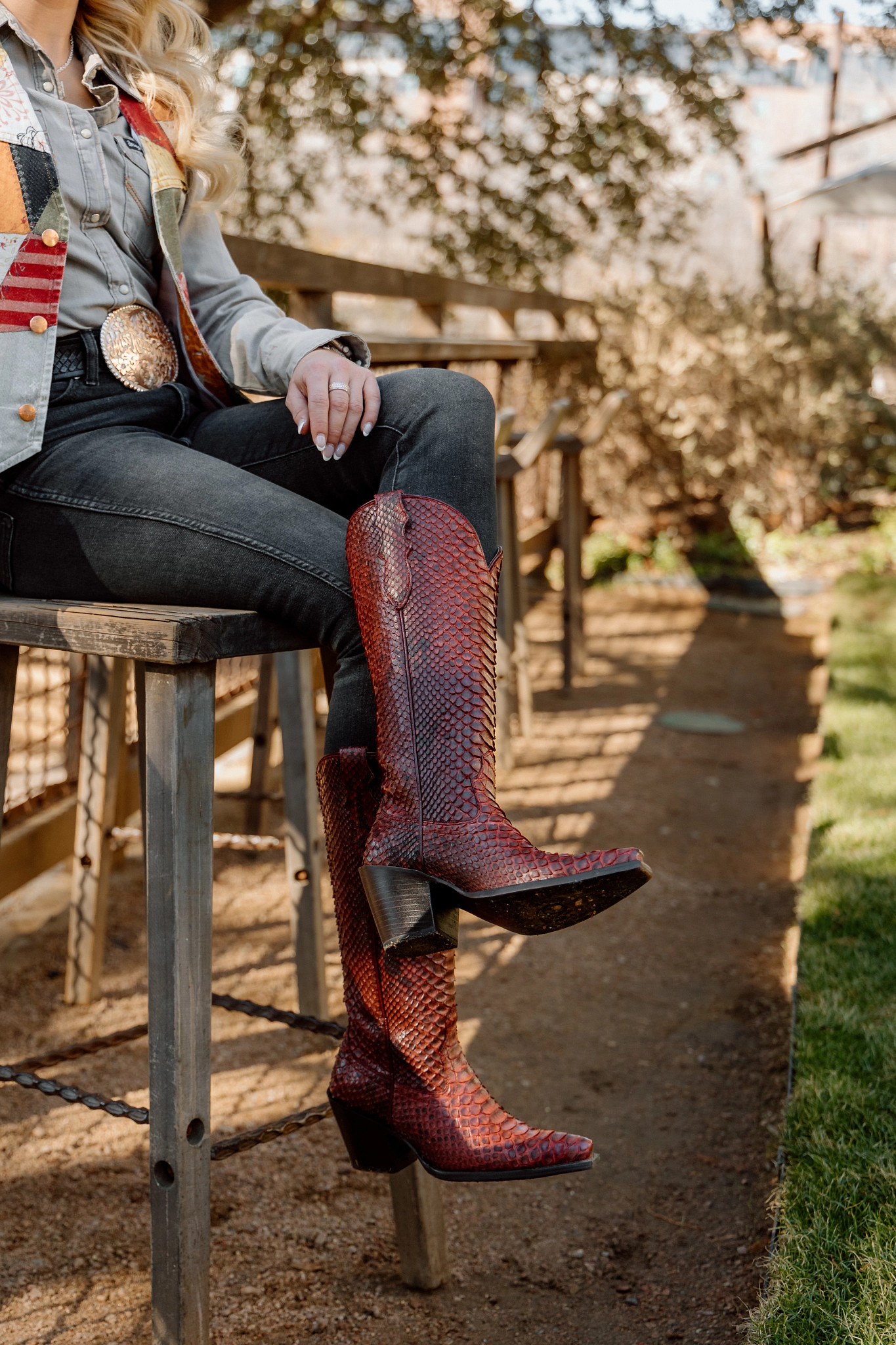 Queen 15" Western shown on model 