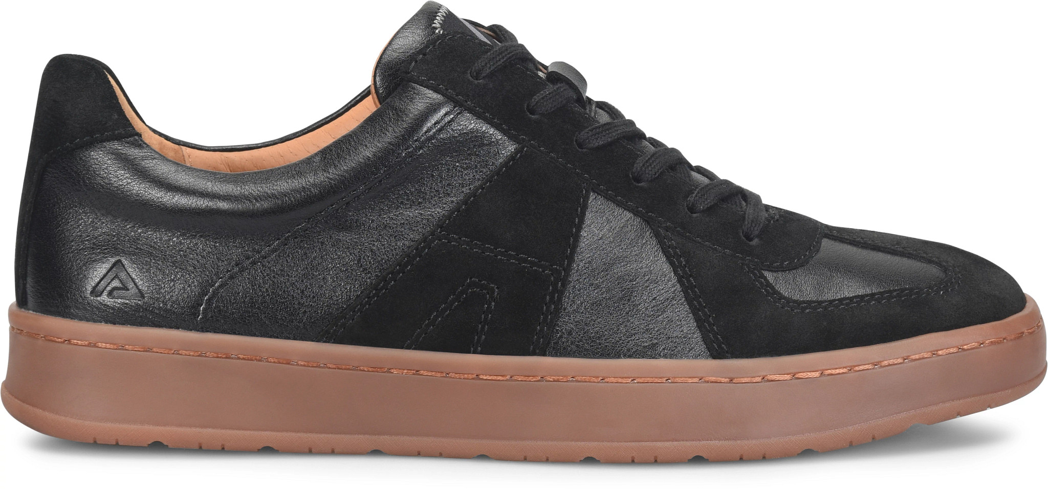 Verano Lace Up Sneakers se muestra en la Black (Negro)